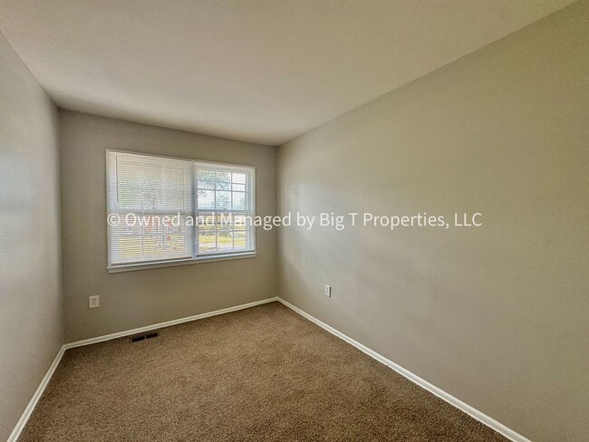Building Photo - Coming soon* Cute Townhouse between Woodbr...