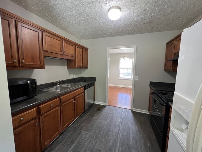 Building Photo - 3 br, 2 bath House - 742 Eaglesham Dr.
