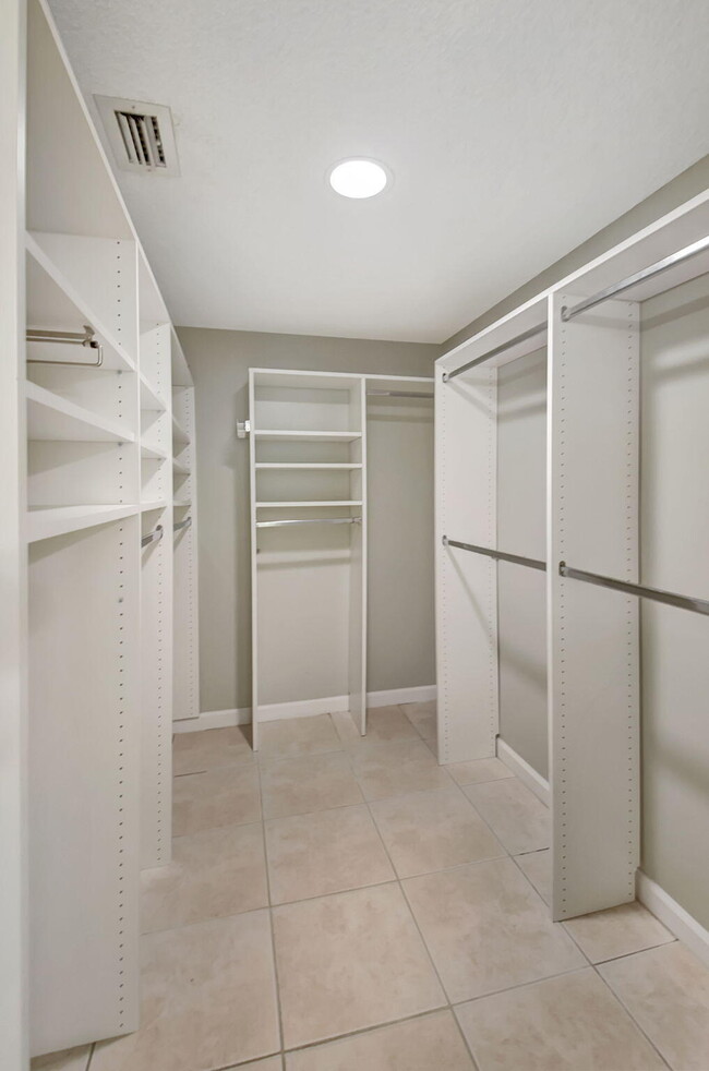Building Photo - 6025 Parkwalk Dr