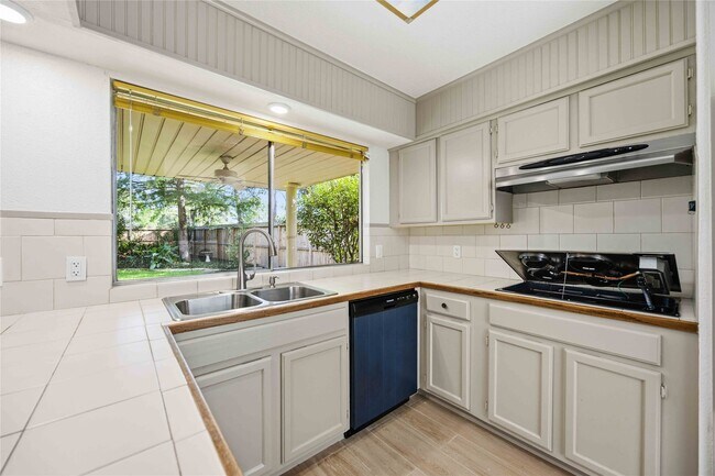 Building Photo - 16202 Mill Point Dr