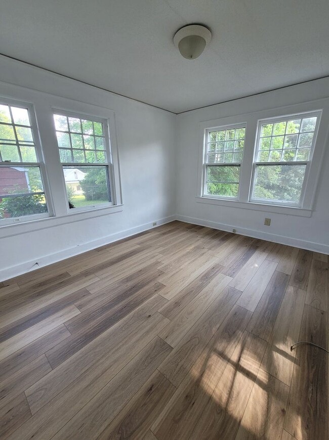 Building Photo - 2 BR across from Johnson Street School