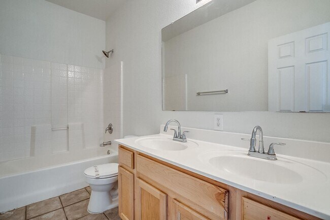 Building Photo - Charming 4 Bedroom 3 Bath 3 Car garage Hom...
