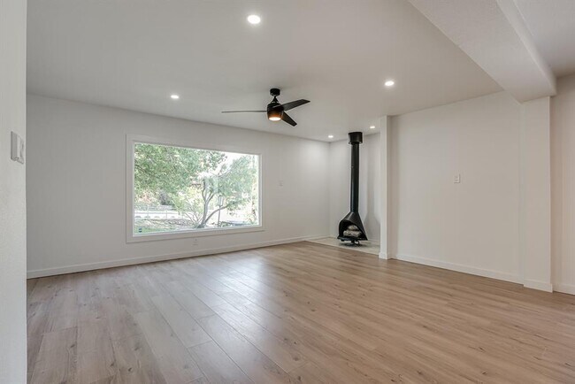 Building Photo - 568 W Quill Dr