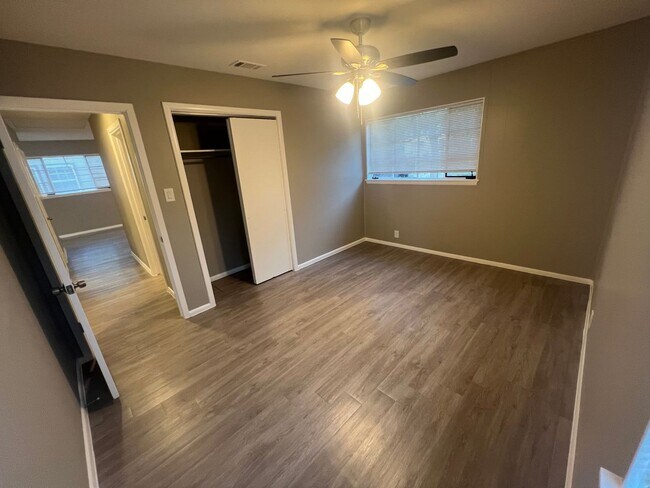 Building Photo - UTA proximity!