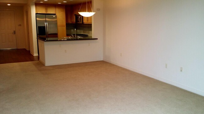 Building Photo - 931 E Walnut St