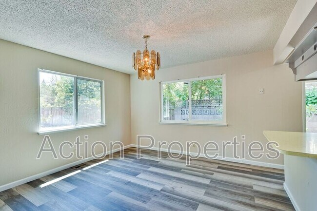 Building Photo - 67 Holbrook Ln