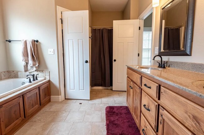 Building Photo - BEAUTIFUL HOME ON WEST SIDE!! SCREENED IN PATIO! FENCED IN YARD!