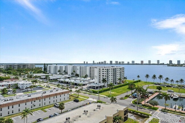 Building Photo - 220 Lake Shore Dr