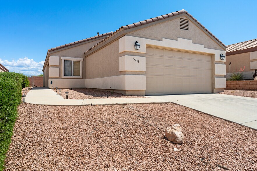 Front - 5044 E Cedar Creek Dr