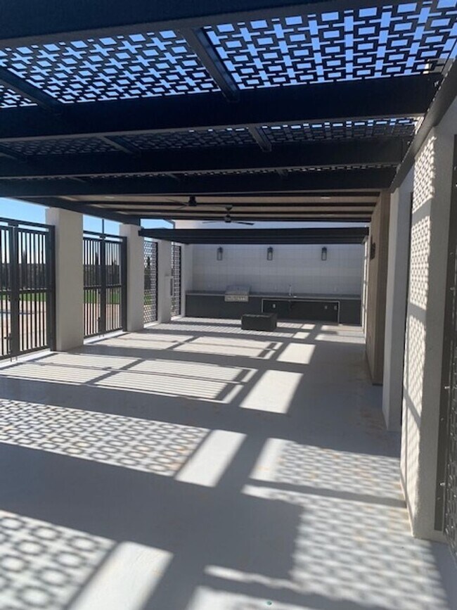 Building Photo - Beautiful East side House 4 bed-2.5 baths, part of The Overlook Casa Club that includes Swimming ...