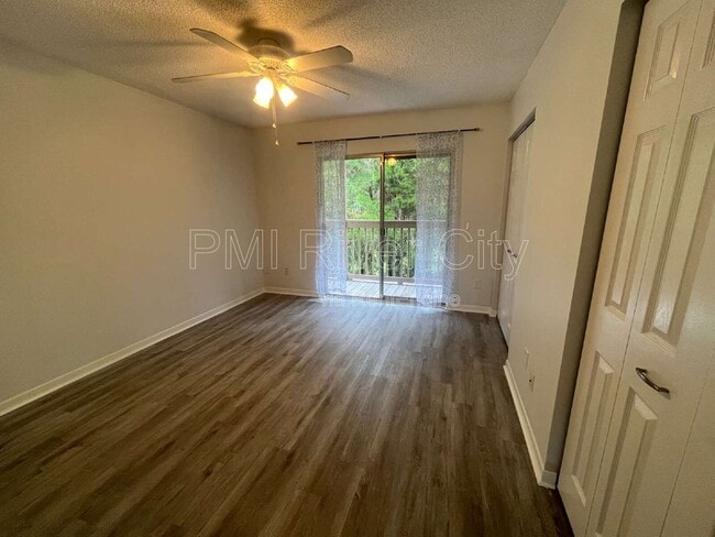 Building Photo - 2300 Twelve Oaks Dr