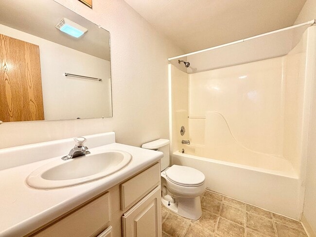 Building Photo - 4 Bedroom Townhome in Hawks Ridge