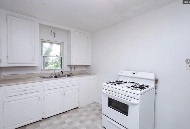 Building Photo - 1738 N Poplar Ave