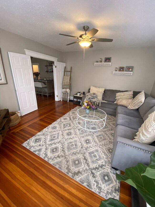 Building Photo - Huge 4 bed unit in Quincy