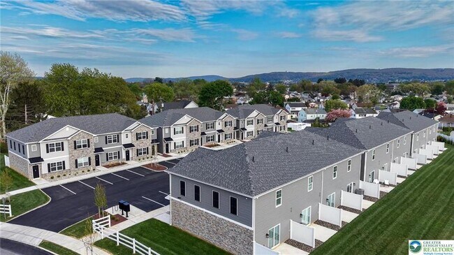 Building Photo - 1411 Greenview Dr