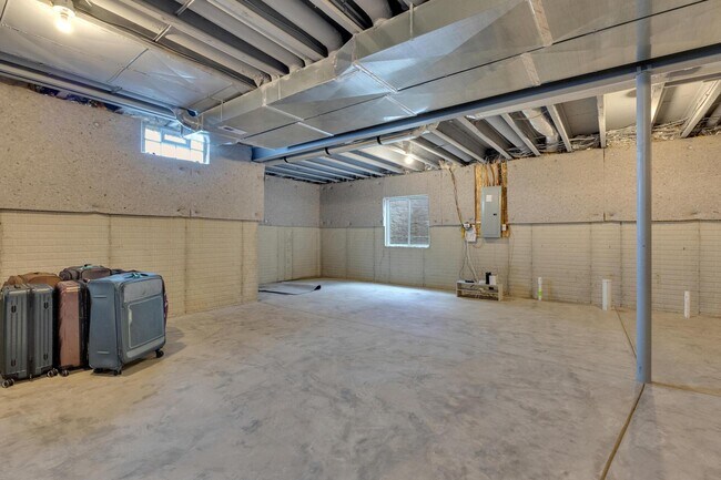 Building Photo - 2390 Glenvale Dr