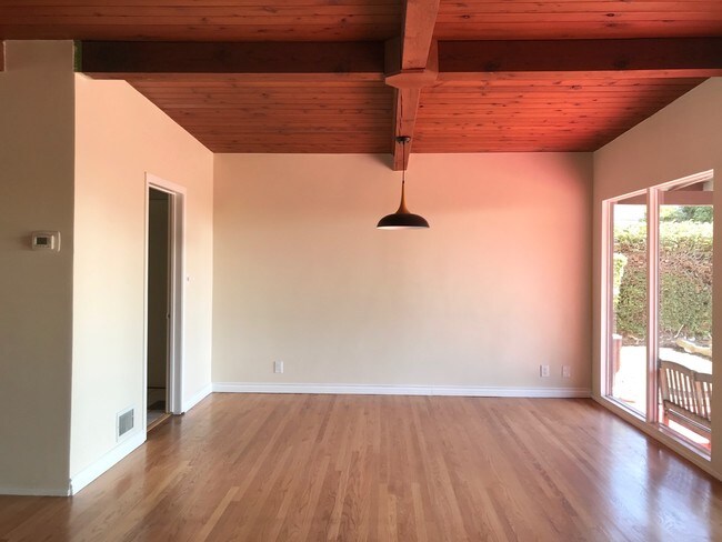 Open concept living room/dining room - 926 Crestview Dr