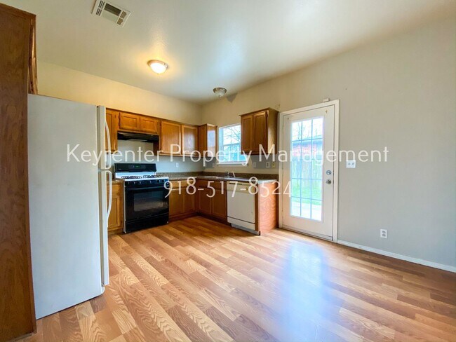 Building Photo - 3 Bed | 1.5 Bath in Central Tulsa!