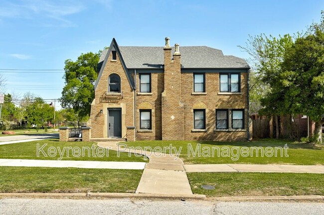Building Photo - 701 NE 14th St