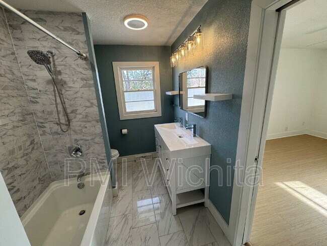 Building Photo - 1014 S Rosalie Ave