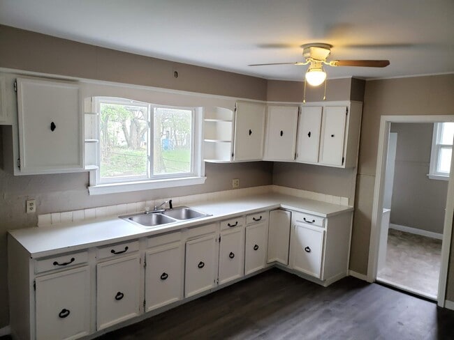 Building Photo - Nice 4 bedroom colonial with covered front...
