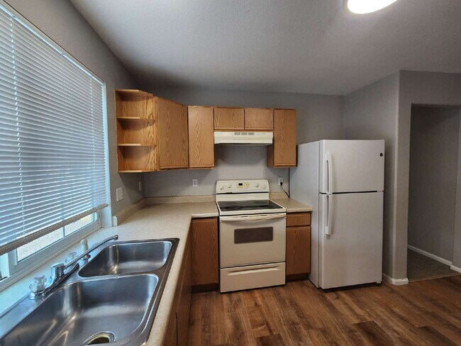 Building Photo - Great 3 Bed Ranch Style Home In Green Valley Ranch Neighborhood