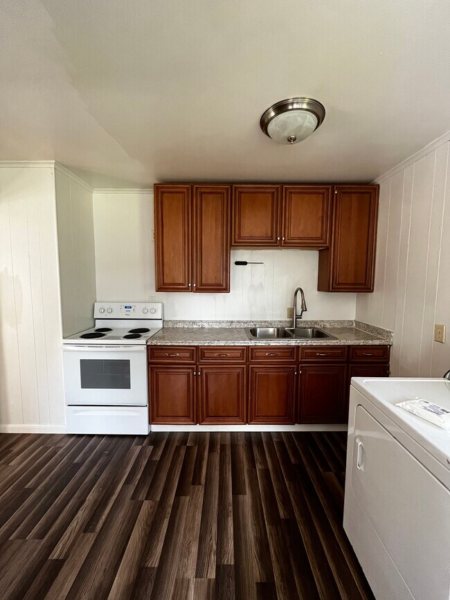 Building Photo - 9745 Poindexter Rd