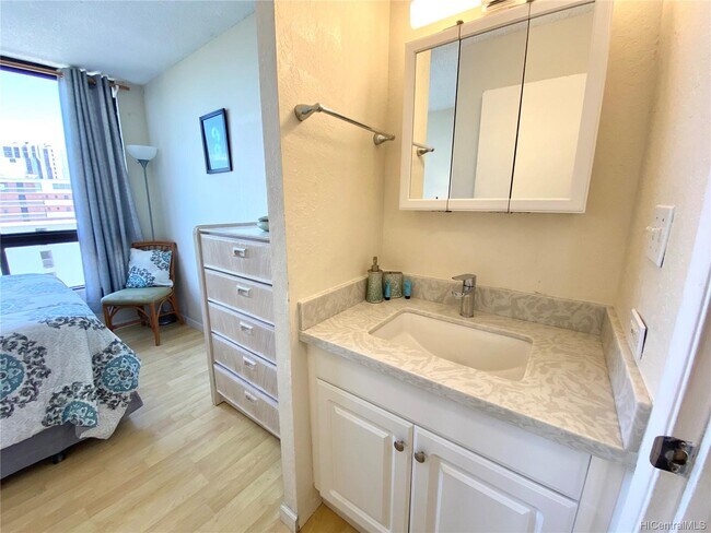 Building Photo - 320 Lili?uokalani Ave