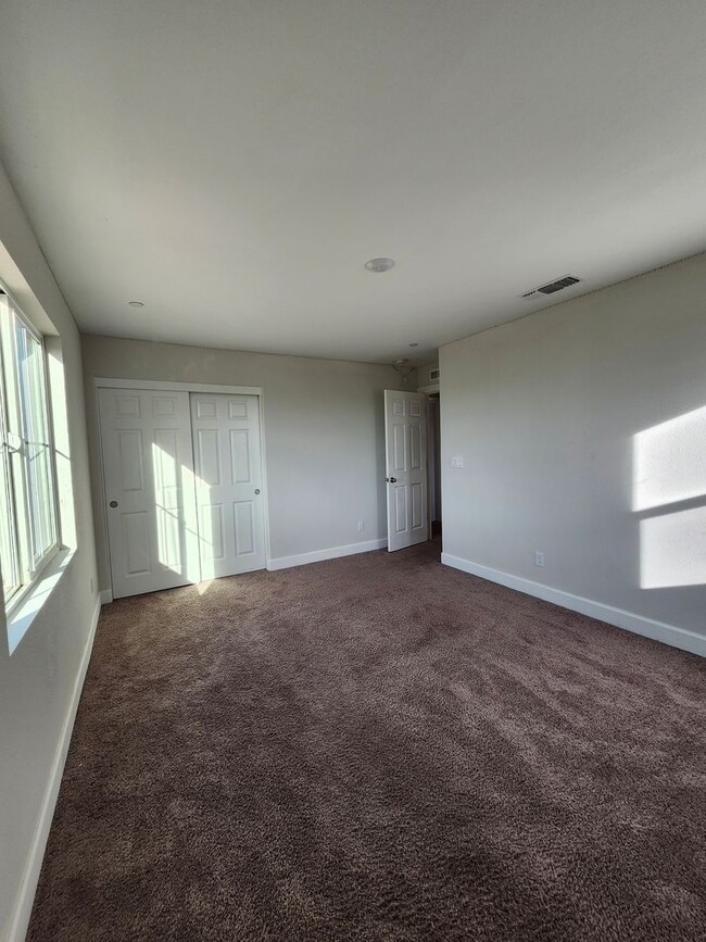 Building Photo - Beautiful Plumas Lake home on a large lot with SOLAR