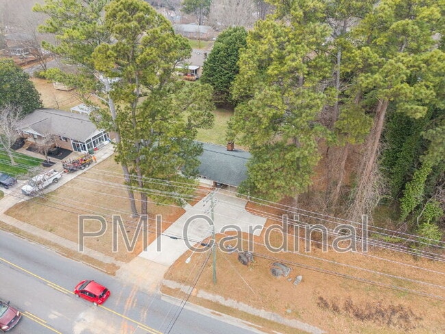 Building Photo - 2616 Redbud Dr