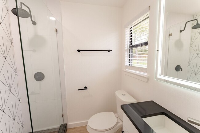 Building Photo - Incredible Windsor Park location right in the heart of Austin!