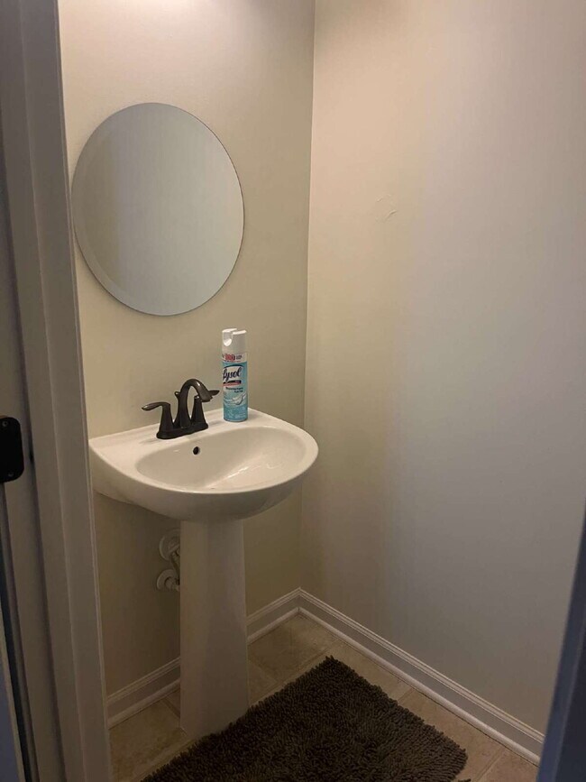 Building Photo - "Spacious 4-Bedroom Retreat with 2.5 Baths...