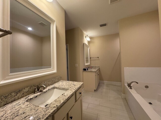 Building Photo - $500 OFF in NOVEMBER: Move-In Special!