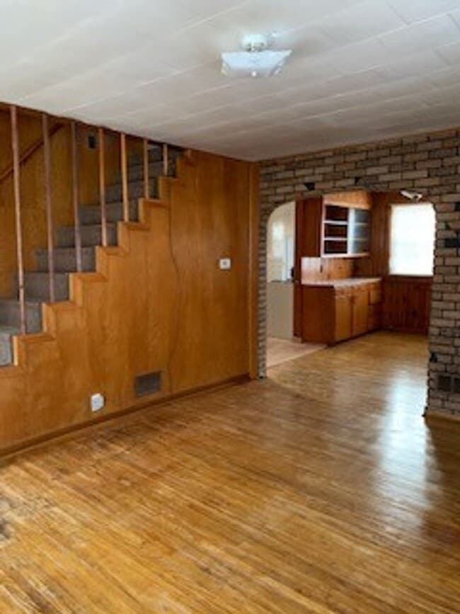 Building Photo - Large 3 BR 2 BA house w beautiful woodwork...