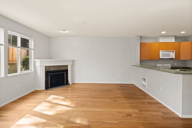 Building Photo - Spacious 3 bed Townhome