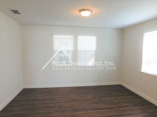Building Photo - Beautiful Newer Roseville 3bd/2.5ba Home i...