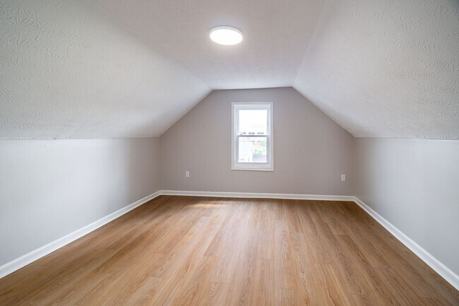 Building Photo - 2204 Howey Rd