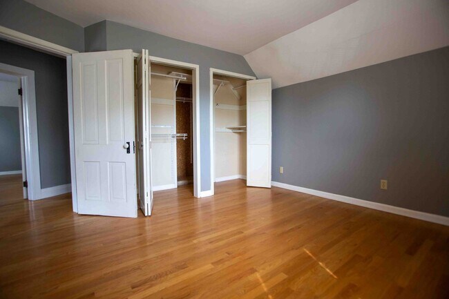 Building Photo - 3 bedroom 2.5 bathroom home with a fully fenced yard!
