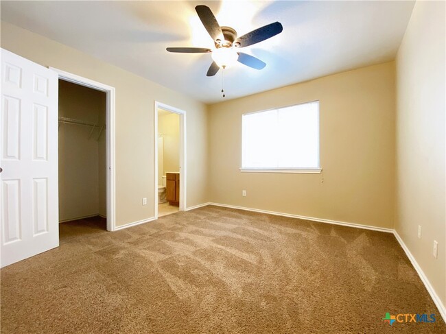 Building Photo - 833 Sagewood Trail