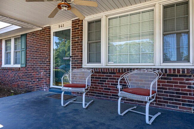Building Photo - Beautiful rental full of character and charm located in The Avenues of Cayce! Close to USC!