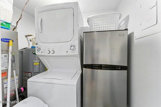 Building Photo - 658 Summer Pl