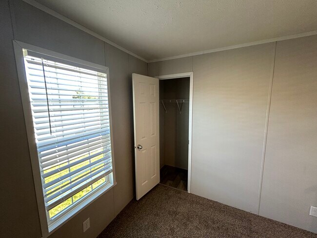 Building Photo - 648 Oregon St