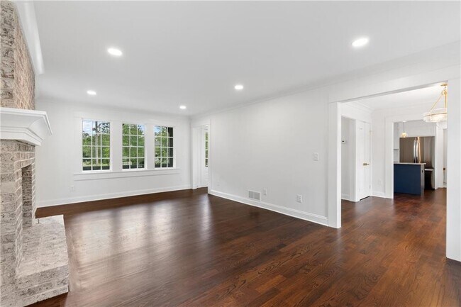 Building Photo - 1296 Hilton Dr
