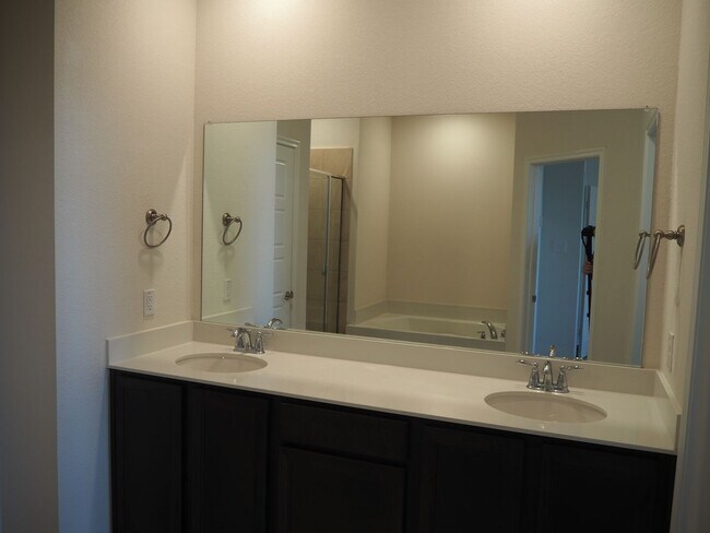 Building Photo - 2407 Klamath Dr