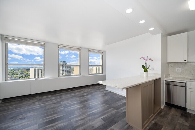 Building Photo - 2626 N Lakeview Ave