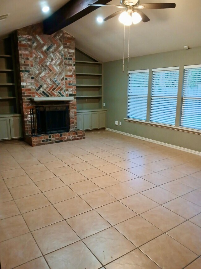 Building Photo - 8110 Streamside Dr