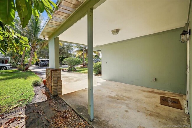 Building Photo - 262 SE Monterey Ave