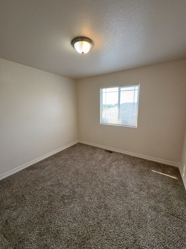 Building Photo - Spacious 3 Bed, 2.5 Bath Home with Oversiz...