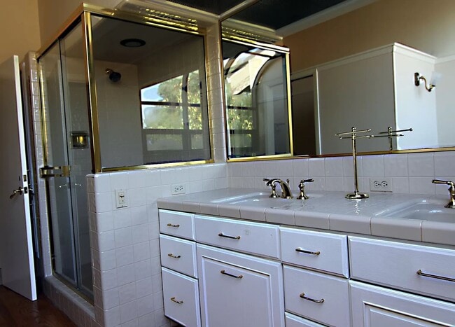 Building Photo - Lovely spacious home, dual levels, Cuperti...