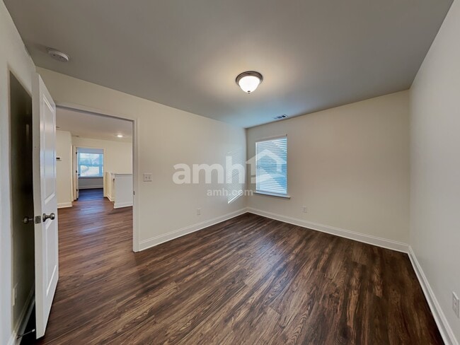Building Photo - 5275 Valley Dr